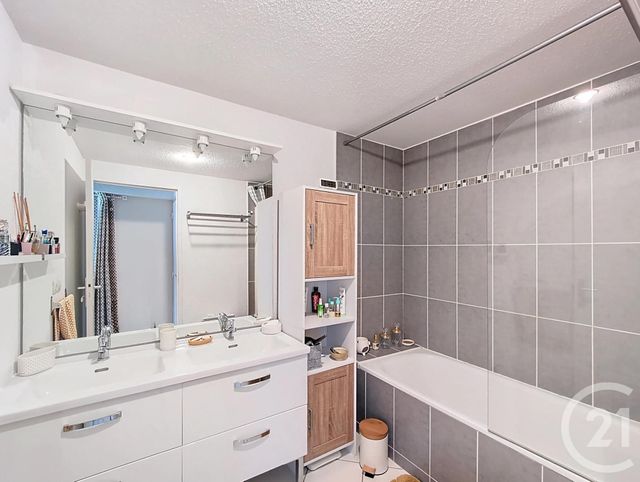 Appartement T3 à vendre - 3 pièces - 66.0 m2 - BORDEAUX - 33 - AQUITAINE - Century 21 Cabinet Rollin