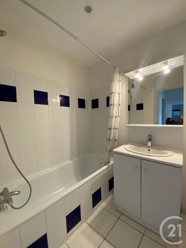 Appartement T3 à louer - 3 pièces - 61.76 m2 - BORDEAUX - 33 - AQUITAINE - Century 21 Cabinet Rollin